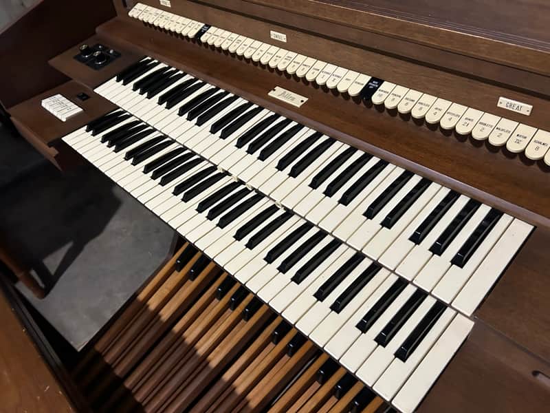 Allen Organ w/ Built-in Speakers, 32-Note Concave Pedalboard and bench! image 1