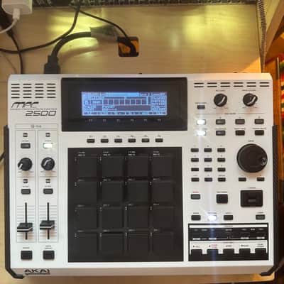Akai MPC2500 LIMITED EDITION 33/500 white carbon