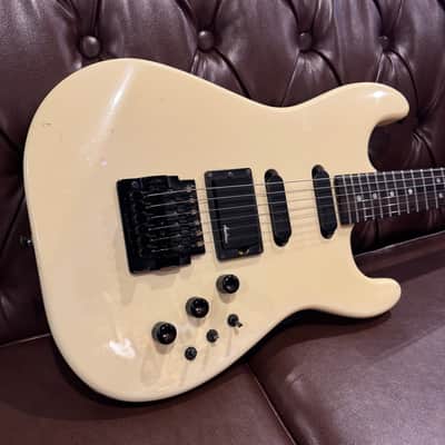 Charvel Model 4 HSS with Rosewood Fretboard 1986 - 1989 - Pearl White image 2