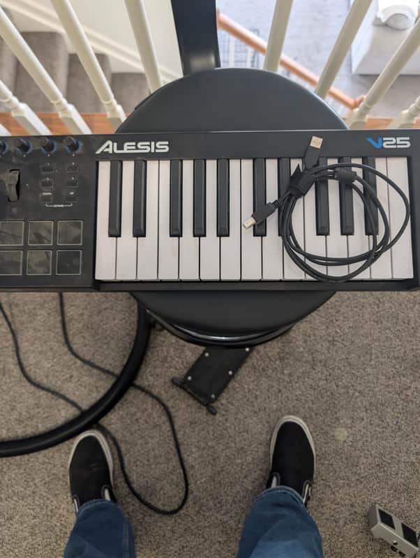 Alesis V25 25-key USB MIDI Controller with Beat Pads 2017 - 2022 - Black image 1