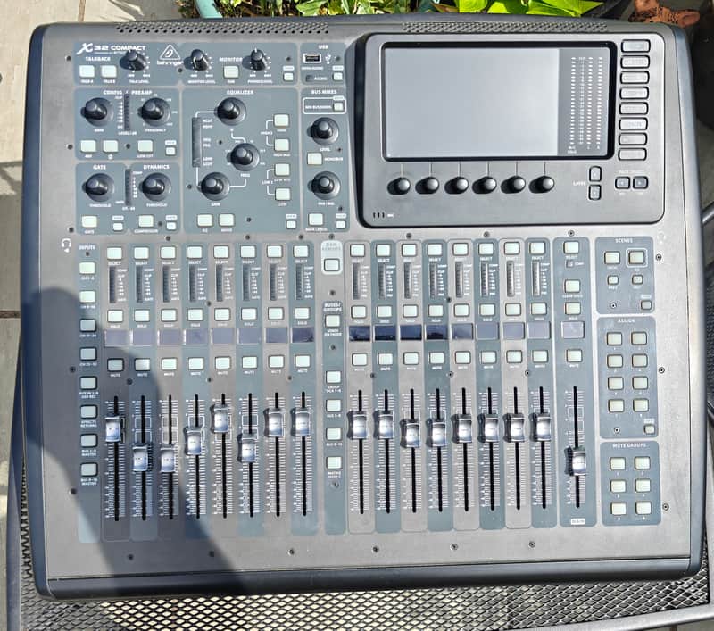 Behringer X32 Compact - mixing desk - w/ softbag, flight case, decksaver, gooseneck LED image 1