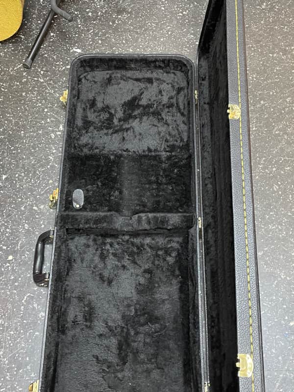 Unbranded Strat/ Tele Hardcase - Gold latches image 1