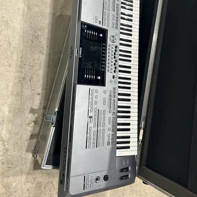 Yamaha Tyros5 76-Key Arranger Workstation Keyboard 2010s - Silver