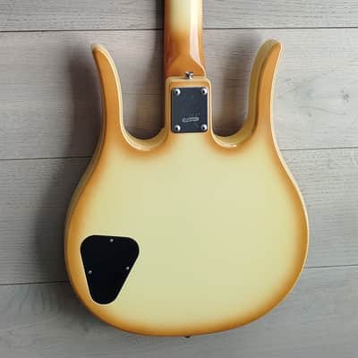 Hondo II Professional Longhorn Bass-Creme Burst image 10