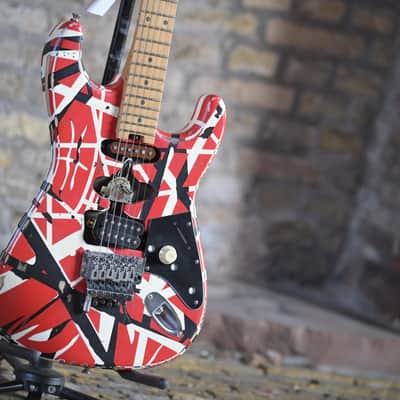 EVH Striped Series Frankenstein™ Frankie - Red with Black Stripes Relic image 3