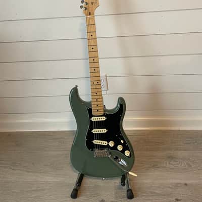 Fender Stratocaster 2017 - Olive image 1