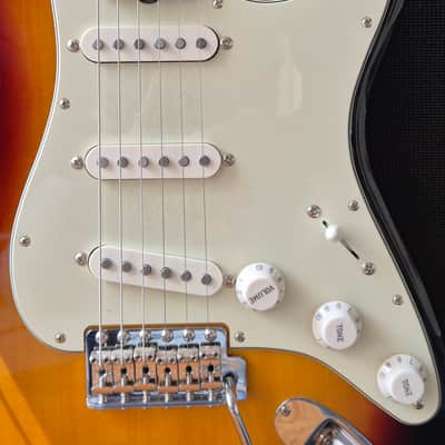 Fender Traditional ’60 Stratocaster Made in Japan 2025 - Competition 3-Color Sunburst image 6