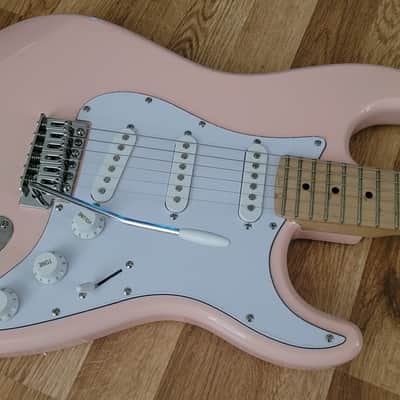 RNC Customs Stratocaster SSS 2026 - Flamingo image 4