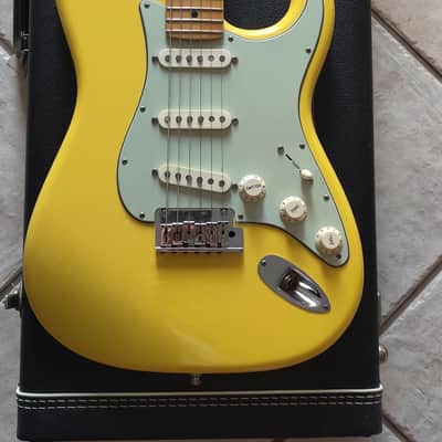 Fender Custom Shop Deluxe Stratocaster 2011 – Graffiti Yellow – OHSC – Fresh Setup image 4