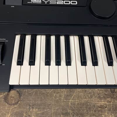 Yamaha YS200 FM 61 Key Synthesizer 1988 W/fitted gig bag - Black image 4