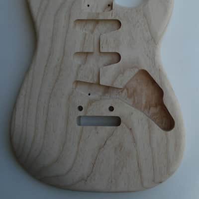 AMERICAN MADE STRAT CUSTOM STYLE BODY - RIGHT HANDED - 1 PC. SWAMP ASH 1442 image 1