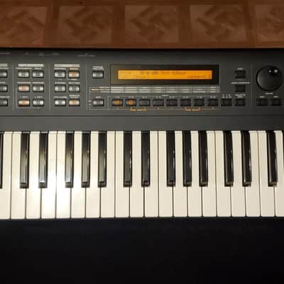 Roland XP-30 61-Key 64-Voice Expandable Synthesizer 1999 - 2004 - Black