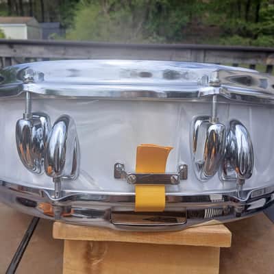 Slingerland 4x14 buddy rich piccolo 3 ply 8 lug snare drum 1970s - white satin flame image 5