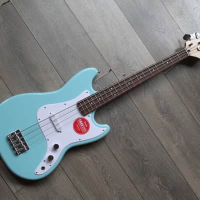 SQUIER "Sonic® Bronco™ Bass, Laurel Fingerboard, White Pickguard, Daphne Blue" 3, 30 KG