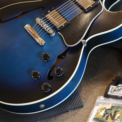 2003 Gibson ES-135 Semi-Hollow Electric Guitar Blueburst + GB image 6