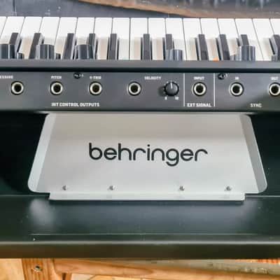 Behringer Poly D 4-Voice Polyphonic Synthesizer 2020 - Present - Black / Wood