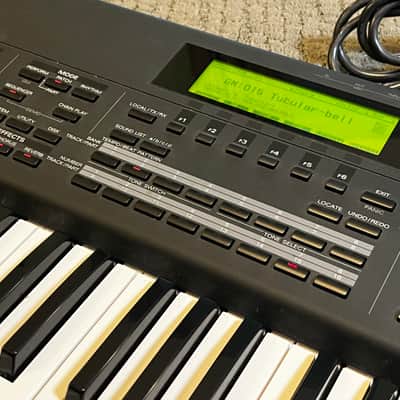 Roland XP-60 61-Key 64-Voice Music Workstation Keyboard 1998 - 2003 - Black