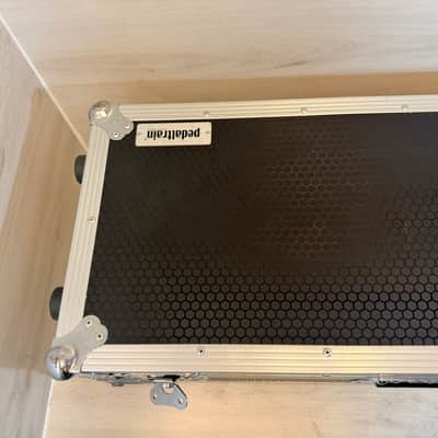 Pedaltrain JR MAX Pedalboard with Tour Case – Lightweight Aluminum Guitar Effects Pedal Board System image 9