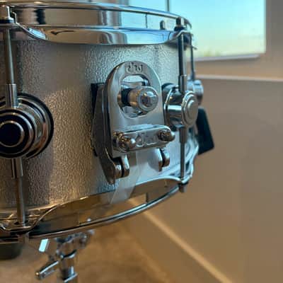 DW Collector's Series Aluminum 5.5x13" Snare Drum 2010 - 2020 - Wrinkled Aluminum with Chrome Hardware image 3