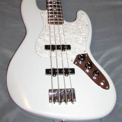 Fender Special Edition White Opal Jazz Bass Guitar & Gig Bag image 2