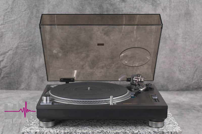 Technics SL-1200MK4 Black direct drive turntable in Excellent Condition