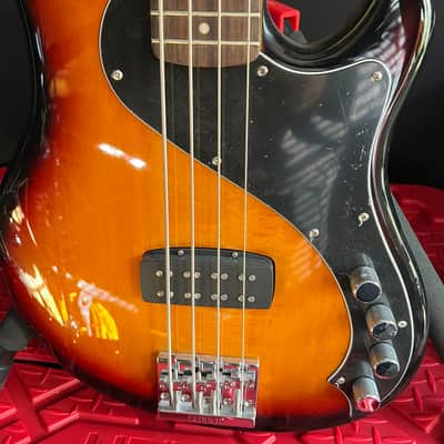 Squier Deluxe Dimension Bass IV 2015 - 2016 - 3-Color Sunburst image 2