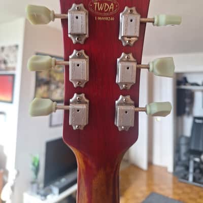V100 Icon Series Single Cut Les Paul Copy w. hardcase and strap image 6