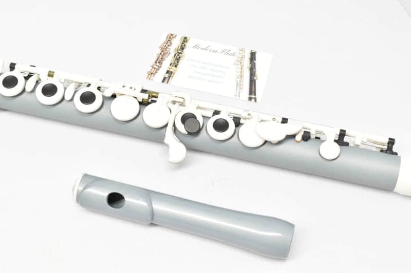 Lightly Used Guo Tocco C Flute in Light Gray & White Plays Great Lightweight MSRP $700