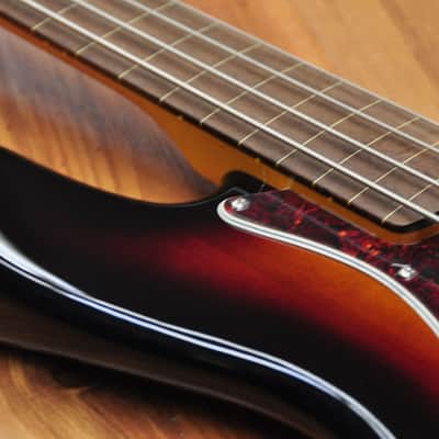 Squier  Classic Vibe 60's Jazz Bass Fretless 3 Tone Sunburst image 11