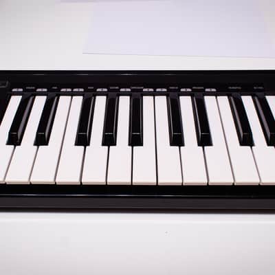 Line 6 Mobile Keys 25 MIDI Keyboard Controller Black image 1