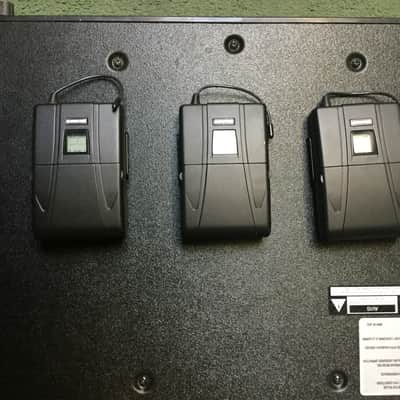 SHURE UHF U4D Dual Receiver + 3 bodypacks image 2