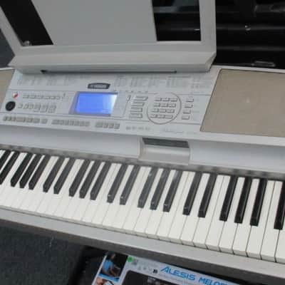Yamaha Dgx-300 76 Key Portable Grand Piano Keyboard  Silver