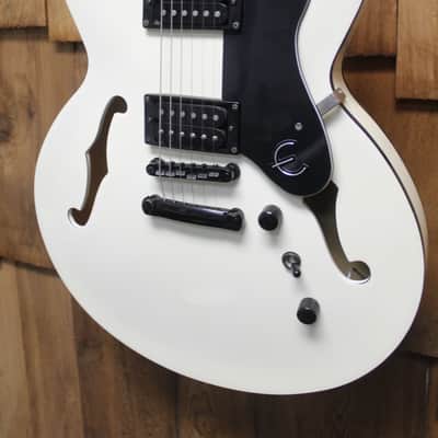 Epiphone Dot Studio - Alpine White with black binding (Hardshell
