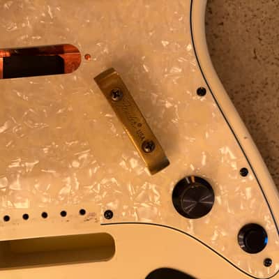 Musikraft Stratocaster body 2024 - Olympic White Nitro with vintage checking image 13