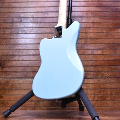Squier Mini Jazzmaster® HH, Maple Fingerboard, White Pickguard, Daphne Blue image 4