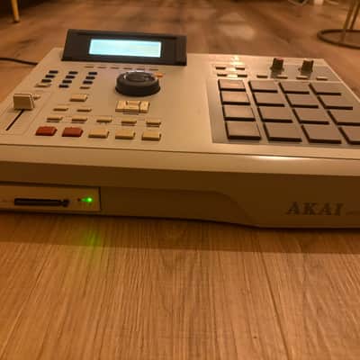 Akai MPC2000XL original manual 8 outs CF cards reader max ram image 2