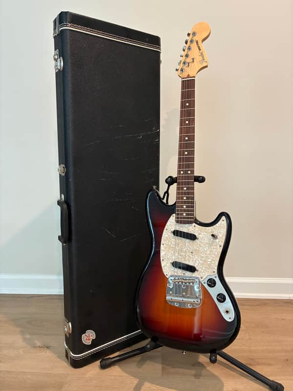 Fender American Performer Mustang 3-Tone Sunburst w/ Hard Shell Case