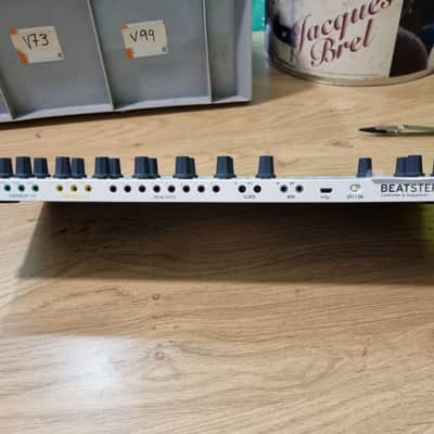 Arturia BeatStep Pro MIDI Controller 2017 - Present - White imagen 2