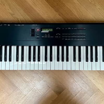 Roland D-5 61-Key Multi-Timbral Linear Synthesizer 1989 - 1992 - Black