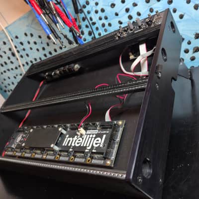 Intellijel 7U 84HP Stealth Black Powered Eurorack Synth Performance Case - Black image 13