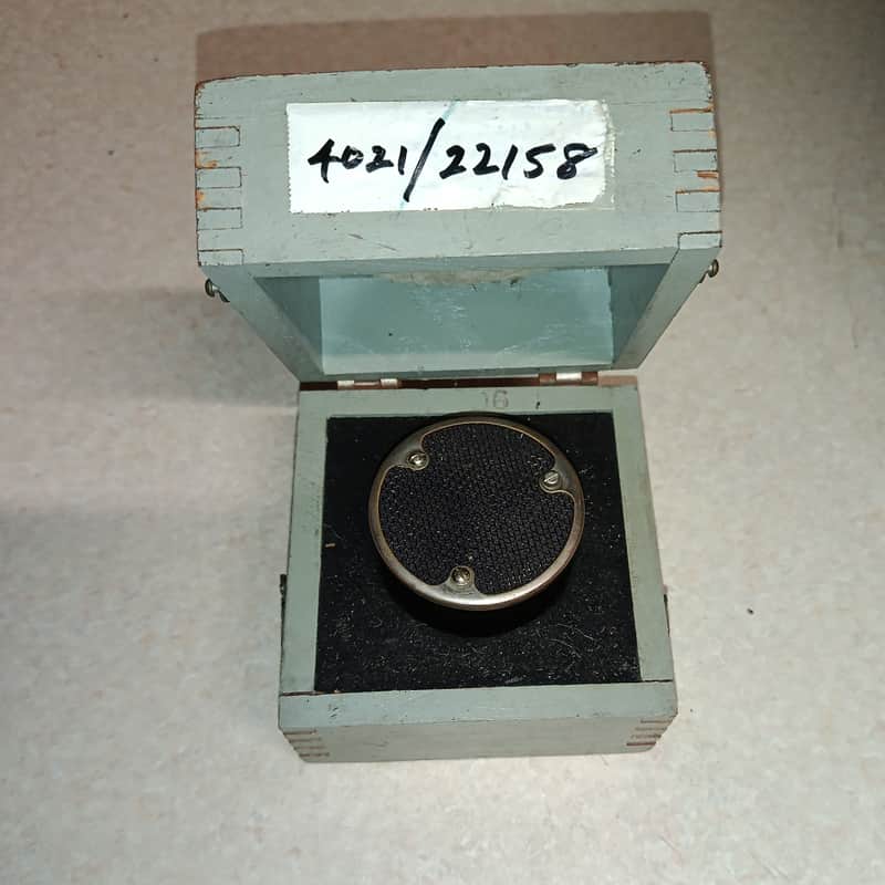 STC 4021A Apple and Biscuit Microphone with original box image 1