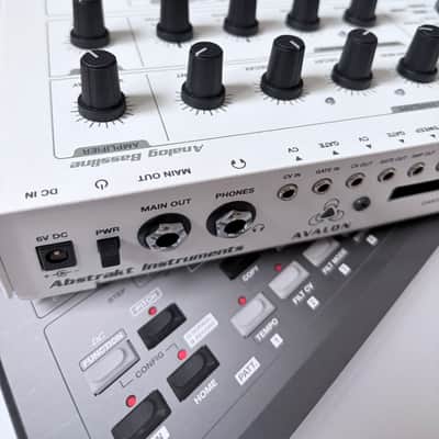Abstrakt Instruments Avalon Analog Bassline Synth - White image 8