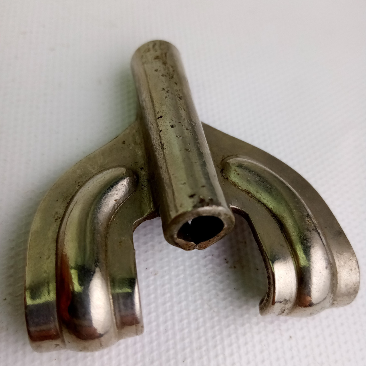 Gretsch T-Rod-Claw Snare/Bass Drum Round Badge Broadkaster Nickel USA Vintage40s — main photograph
