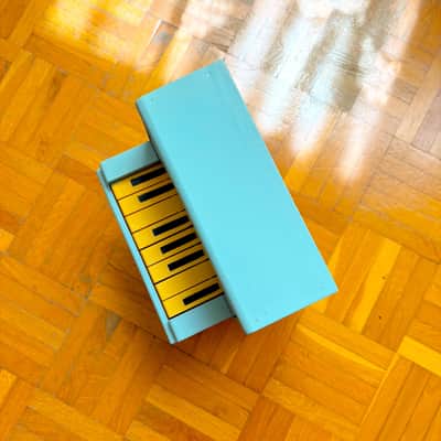 Mysterious Antique Sky Blue Wooden 8-Keys Upright Mini Toy Piano probably made in Italy in 1950s! Read the full ad! Bild 6