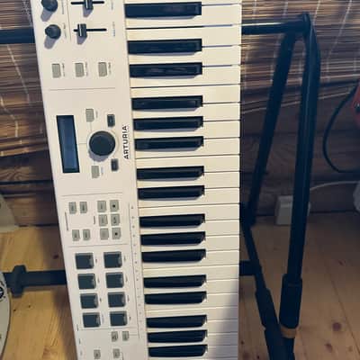 Arturia KeyLab Essential 61 MkIII MIDI Controller 2023 - Present - White image 3