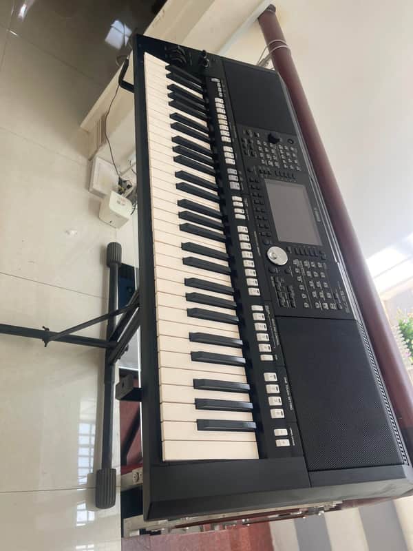 Yamaha PSR-S975 61-Key Arranger Workstation 2010s - Black image 1