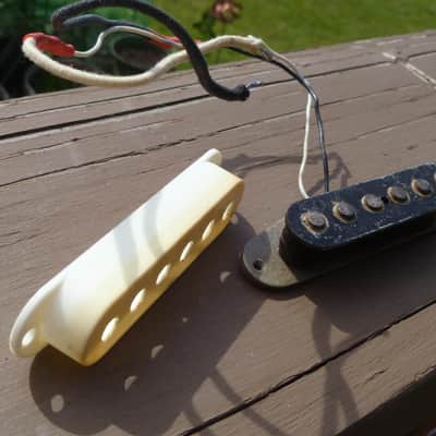 1976 Fender Stratocaster Pickup / Cover image 14