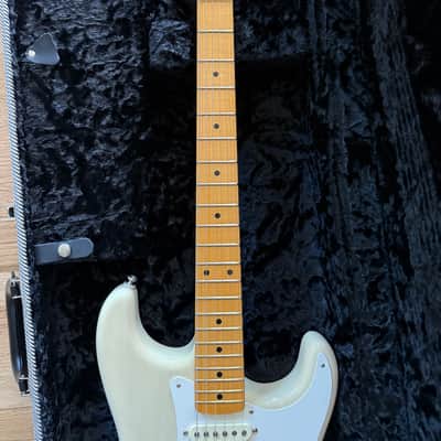 Fender Eric Johnson Stratocaster with Maple Fretboard 2005 - Present - White Blonde image 2