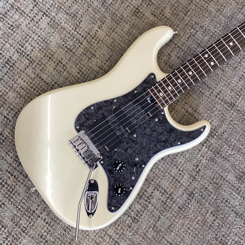 Fender American Elite Stratocaster with Rosewood Fretboard in Olympic Pearl with Case