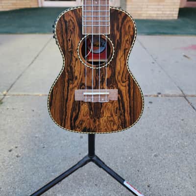 Amahi UK440C-EQ Concert Ukulele w/Electronics - Natural image 1